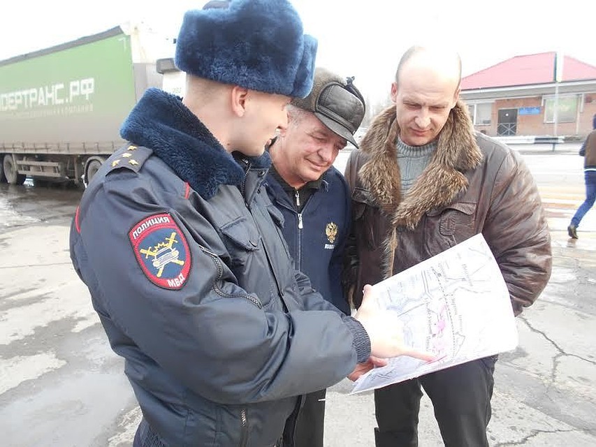 Дальнобойщиков в Тюменской области знакомят с картой аварийных участков дорог. Фото ГИБДД Тюменской области