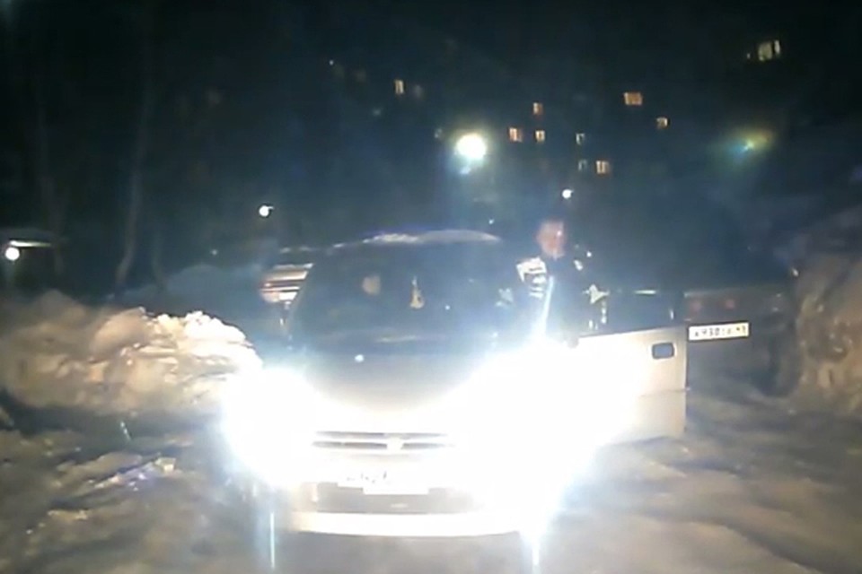 Автохамы перекрыли проезд неотложке и врачи не успели спасти пициента