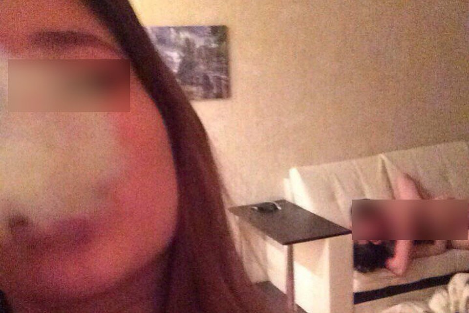 Пока Юля придавалась плотским утехам, ее знакомая (на фото - слева) все записывала на телефон.