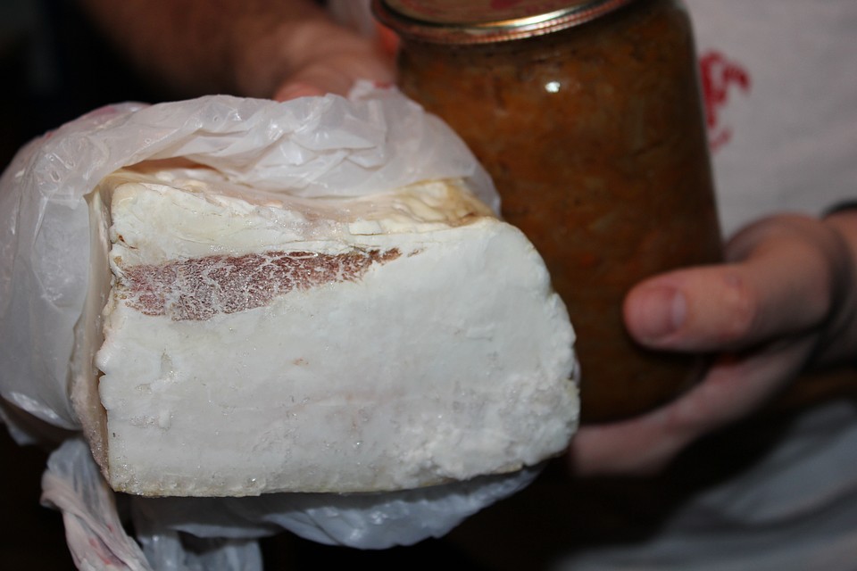 Житель Смоленской области отобрал у 82-летнего пенсионера продукты.