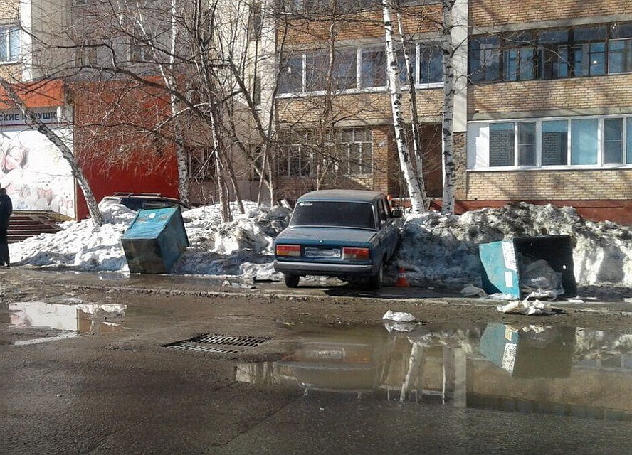 В Томске мусорный бак придавил женщину с ребенком. Фото: пресс-служба ГИБДД по Томской области