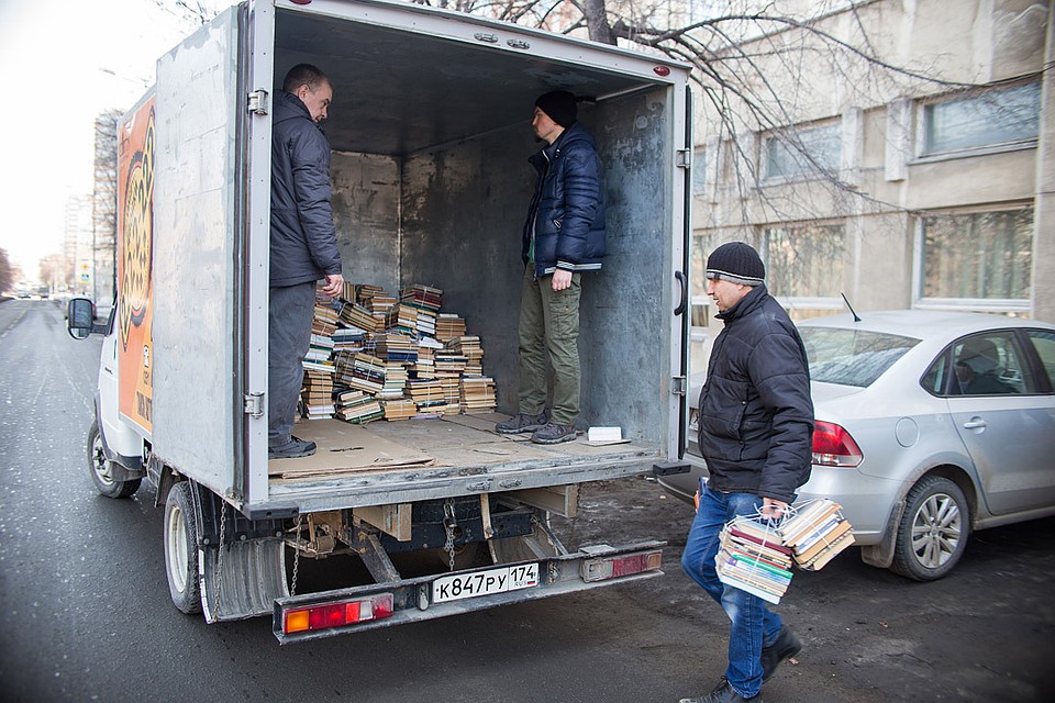 Книги перевозят небрежно: без упаковки.