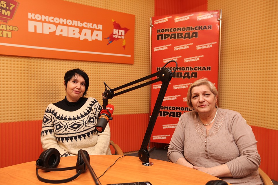 почетный работник культуры Ставрополья, актриса Лада Свиридова и заведующая литературно-драматической частью Ставропольского театра кукол Ирина Темниханова