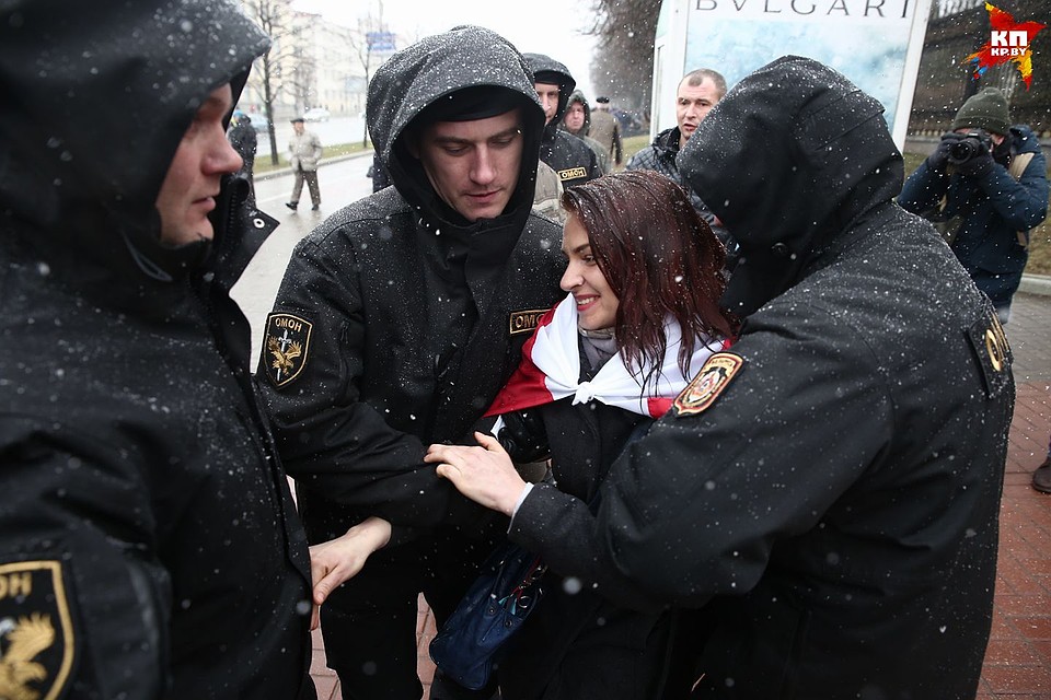 99-ю годовщину провозглашения Белорусской Народной Республики отпраздновать не получилось: участников акции задерживали.