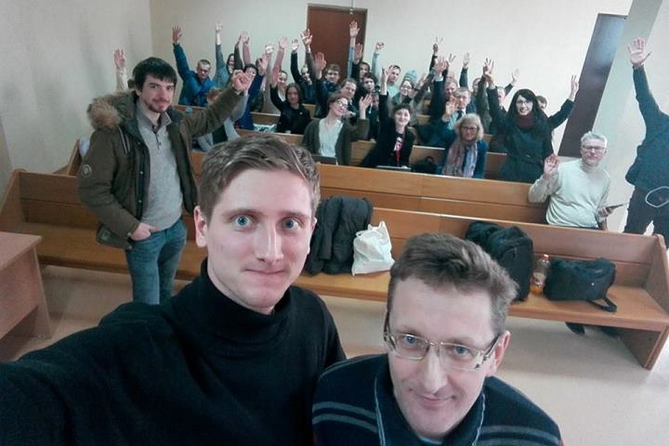 На своей странице в "Фэйсбуке" Логвинец-младший написал: "Хто ЗА! каб вызваліць Лагвінца?"