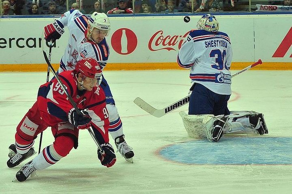 И вновь на пути шайбы к воротам встал голкипер СКА Игорь Шестеркин