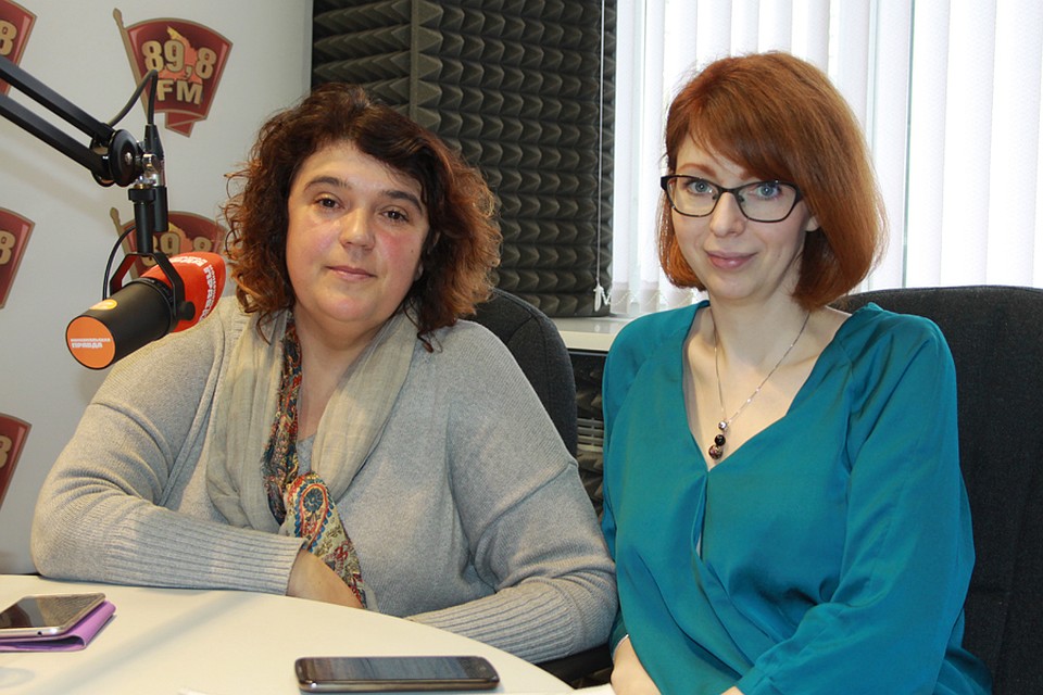 Наталья Архипенко (слева) и Кира Дружинина в студии радио "КП Ростов" (89,8 fm)