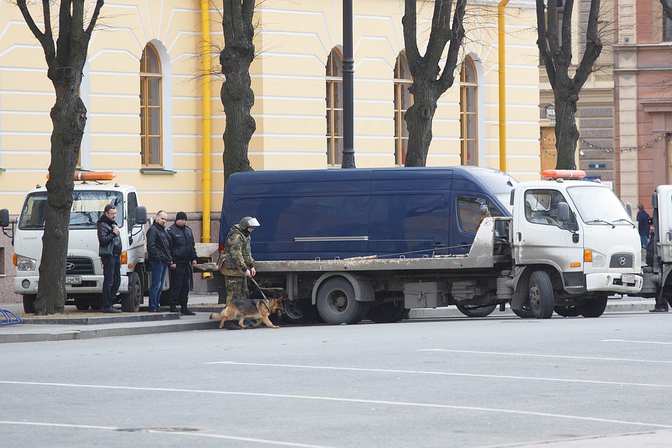 Автомобиль оперативно осмотрели и увезли на эвакуаторе
