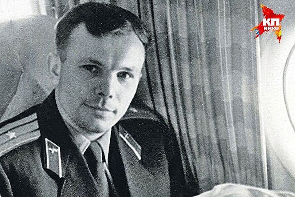 Это фото журналист «Комсомольской правды» Василий Михайлович Песков сделал, когда Гагарин на самолете летел в Москву после полета в космос. Впереди - торжественный приём в столице и всемирная слава, а на этот момент Гагарина в лицо знают только родственники да коллеги по работе.