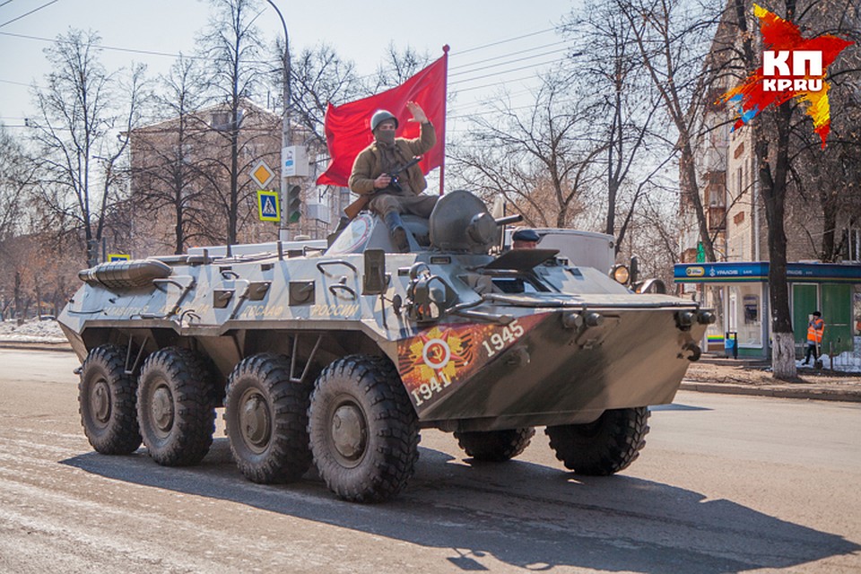 Уфимцы встречали боевую технику с интересом