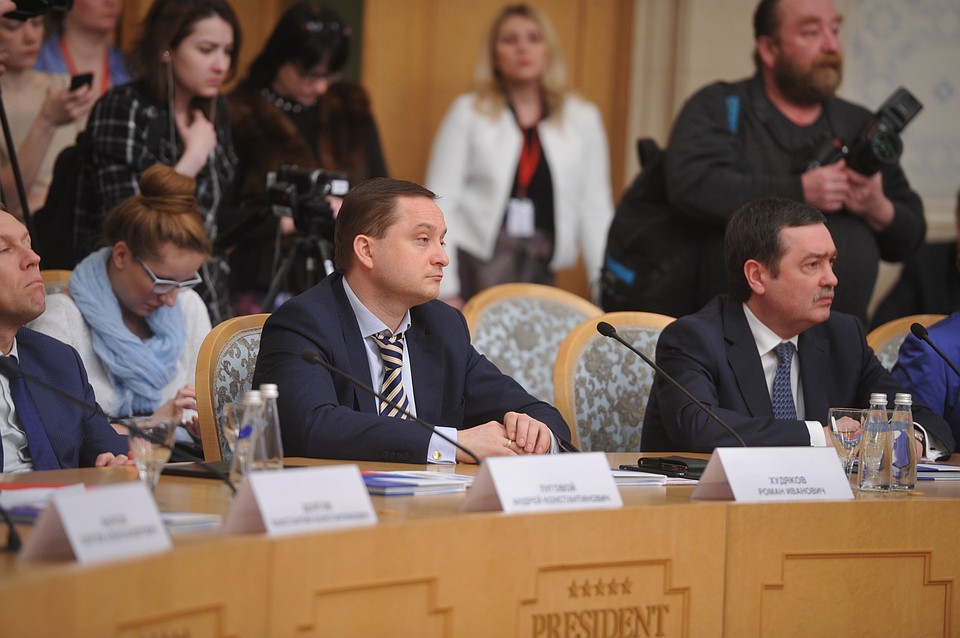 Экс-депутат Госдумы Роман Худяков - в центре снимка