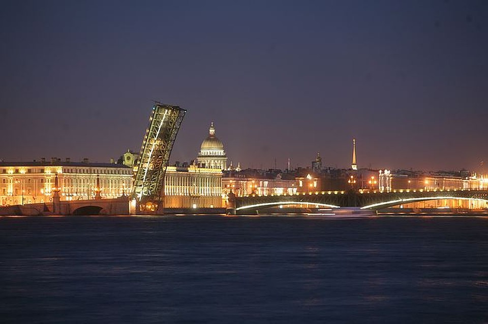 Девушку на внедорожнике остановили только на Петроградской набережной