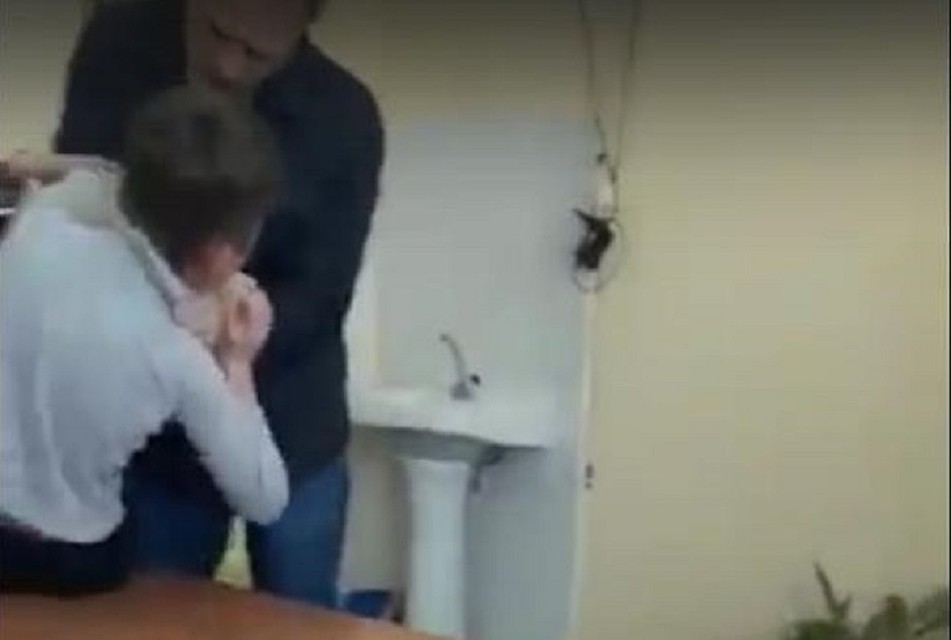 В Минводах отец школьницы избил ее одноклассника. Фото: стоп-кадр.
