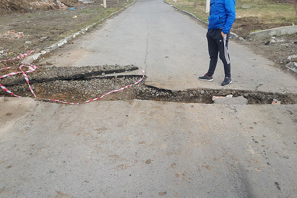 Местные жители вскрыли асфальт на ул. Жасминной в Барнауле