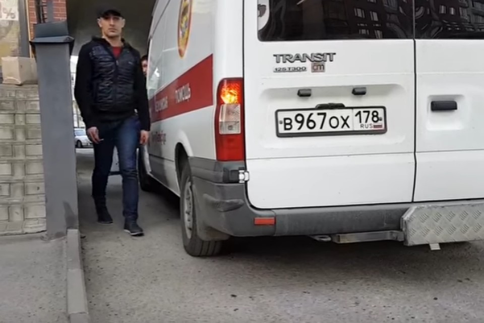 Водитель Kia (слева) никак не мог понять, почему он должен уступить дорогу "скорой".