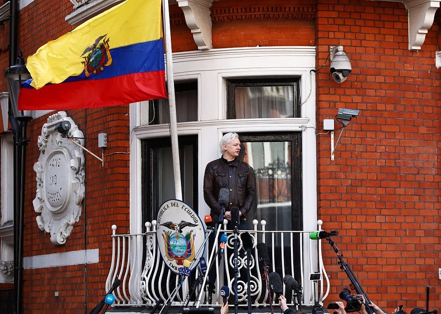 Основатель WikiLeaks Джулиан Ассанж на балконе посольства Эквадора в Лондоне