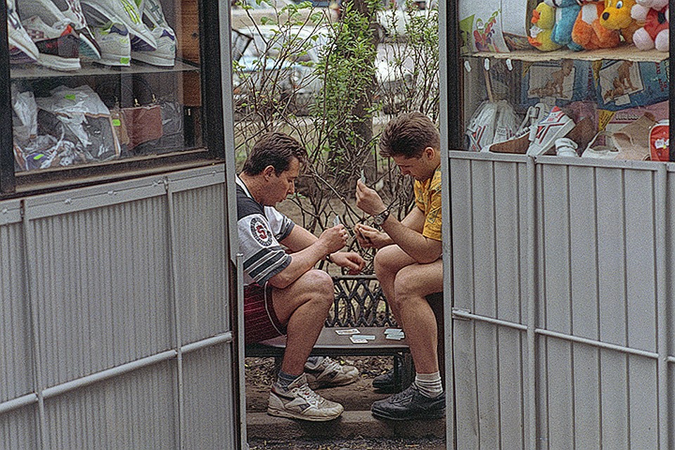 1993 год, Москва. Продавцы играют в карты у киоска в ожидании покупателей. Христофоров Валерий/Фотохроника ТАСС