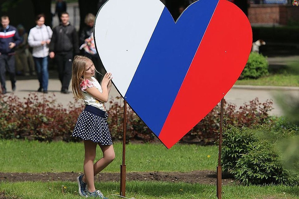 12 июня по всей стране сделали выходным днем.