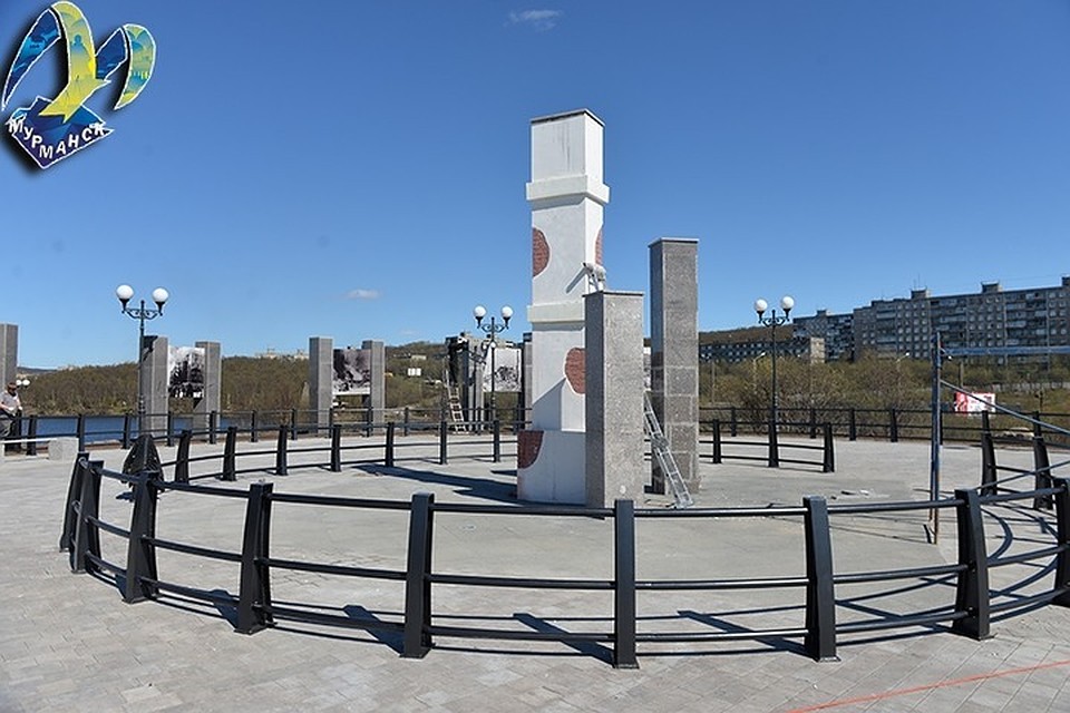 В его центре «печная труба» дома, сгоревшего из-за бомбежки. Далее смотровая площадка и стена из кирпича, на которой разместились награды города-героя вместе с фотографиями из архива Евгения Халдея. Фото: администрация города Мурманск