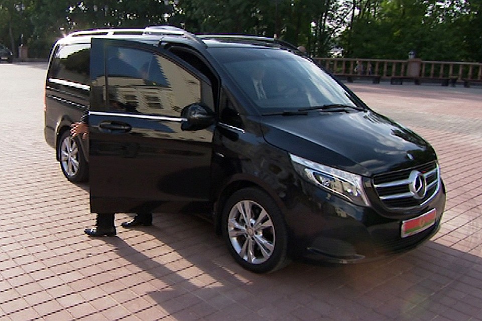 Александр Лукашенко приехал на новом минивене Mercedes V-класса в последнем кузове W447. Кадр пресс-службы президента.