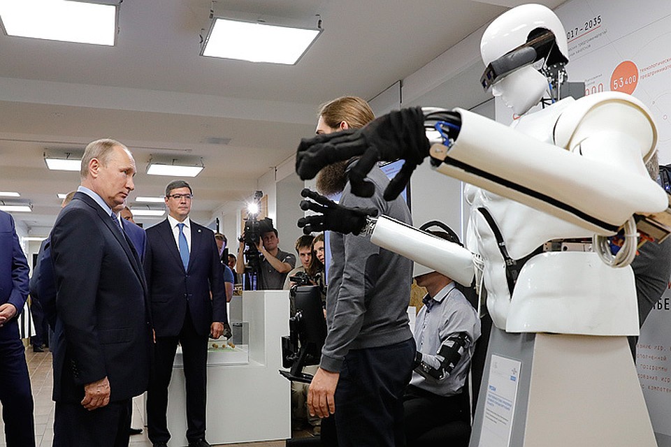 Президент РФ Владимир Путин во время осмотра выставки проектов, реализуемых при поддержке Агентства стратегических инициатив в ИТ-парке Петрозаводского государственного университета. ФОТО Михаил Метцель/ТАСС