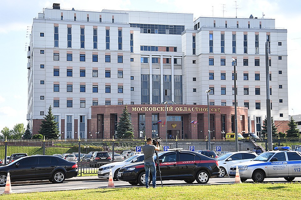 В здании суда продолжаются допросы очевидцев произошедшего и свидетелей.