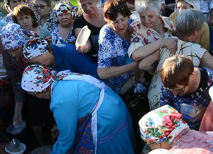 В Ижевске пенсионерки подрались из-за бесплатной манной каши В Ижевске пенсионерки подрались из-за бесплатной манной каши