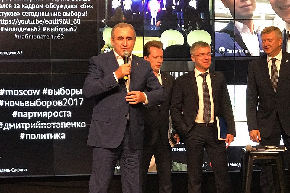 Сергей Неверов (слева) ответил на вопросы журналистов.