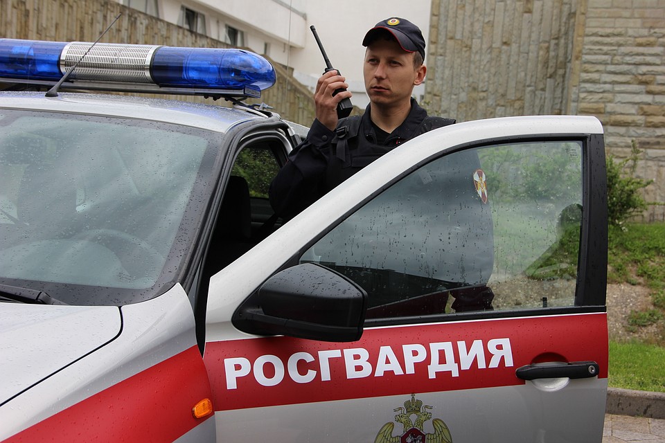 Сотрудники Росгвардии задержали предполагаемых преступников и передали их в руки полиции Фото: пресс-служба Главного управления Росгвардии по Краснодарскому краю