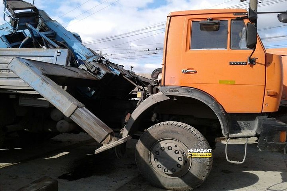 Рабочего в Новосибирске придавило упавшей стрелой самогруза Рабочего в Новосибирске придавило упавшей стрелой самогруза