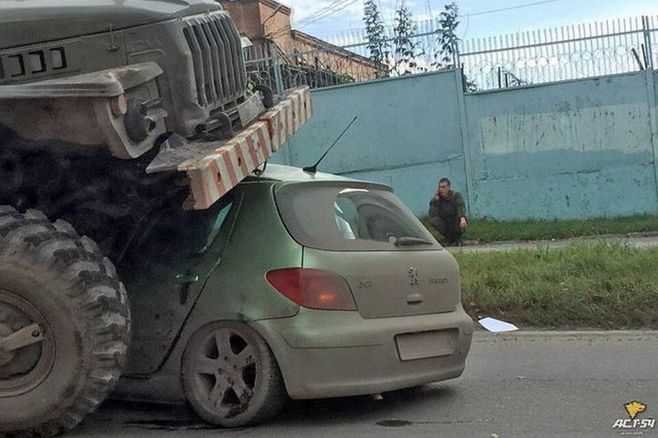 Грузовой Урал раздавил Peugeot (Пежо) 207 в Октябрьском районе Грузовой Урал раздавил Peugeot (Пежо) 207 в Октябрьском районе