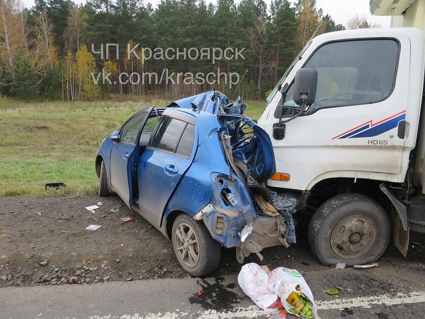 Половину «Тойоты» смяло в жутком ДТП с фургоном: погибла женщина Половину «Тойоты» смяло в жутком ДТП с фургоном: погибла женщина