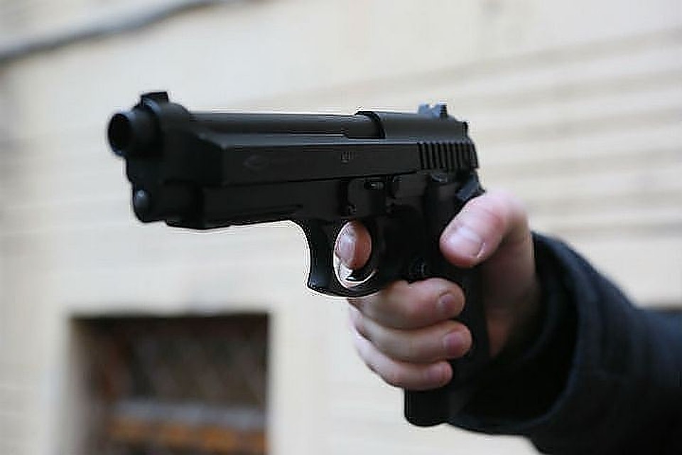Сотрудники антитеррористического подразделения воинского гарнизона ВВО обнаружили беглеца и попытались его задержать, однако он начал перестрелку