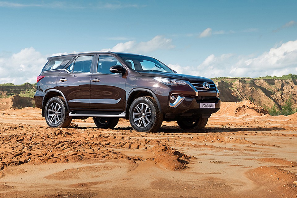 Для Fortuner предусмотрено семь вариантов окраски: белый, белый перламутр, черный, темно-серый, коричневый, синий и серебристый металлик.