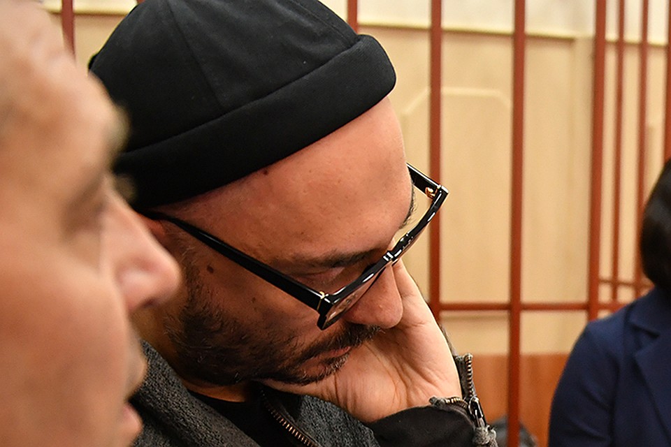 Когда конвой вел Кирилла Серебренникова, собравшиеся у зала суда встретили его овациями