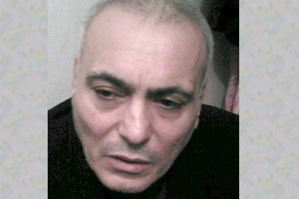 При обыске в квартире Карапетяна-старшего нашли 98 наручных часов, 20 мобильных телефонов и более 190 таблеток антипсихотического лекарственного препарата.