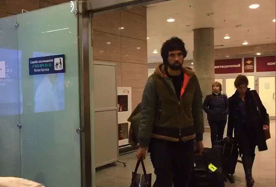 Музыканты прилетели в Северную столицу. Фото: скрин видео.