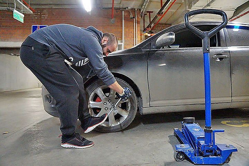 В Симферополе во многих автомагазинах можно купить болты-секретки уже с витрины.