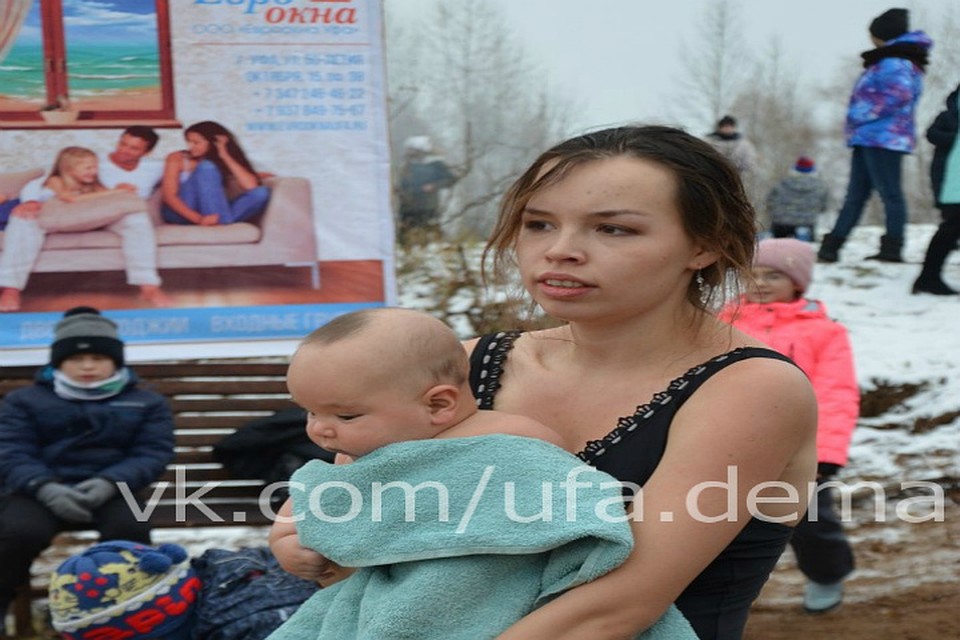 В Уфе сезон зимнего плавания открыл трехмесячный младенец В Уфе сезон зимнего плавания открыл трехмесячный младенец