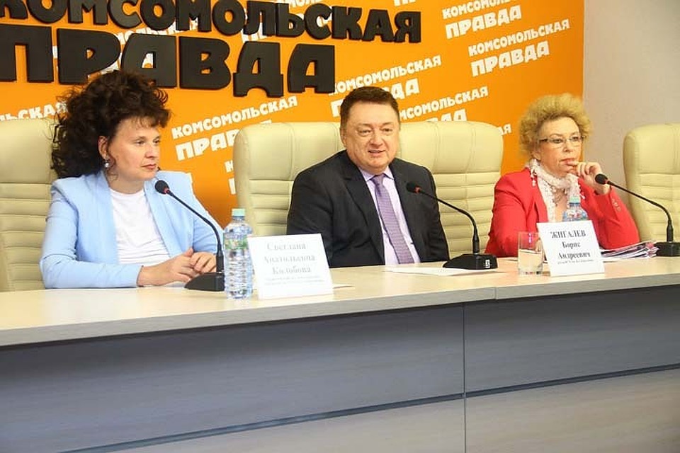 В пресс-центре газеты «Комсомольская правда» в Нижнем Новгороде слева направо: профессор кафедры международных отношений НГЛУ Светлана Колобова, ректор НГЛУ Борис Жигалев, заведующая кафедрой преподавания русского языка как родного и иностранного НГЛУ Наталия Макшанцева.