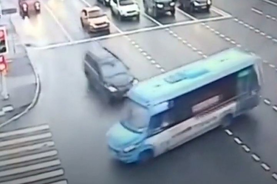 Камера сняла столкновение джипа с маршруткой на юго-западе Москвы