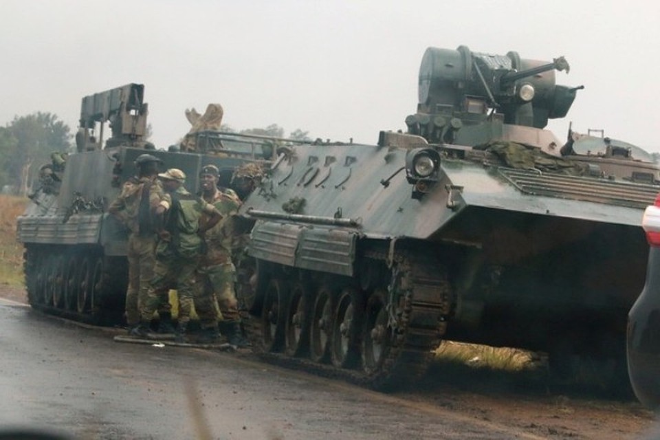 Бронетранспортеры на окраинах Хараре – столицы Зимбабве