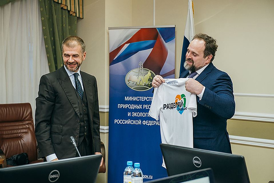Глава Минприроды Сергей Донской (на фото справа) объявил о запуске акции «Разделяй правильно» и получил в подарок от управляющего директора СИБУРа Павла Ляховича футболку из вторично переработанного пластика.