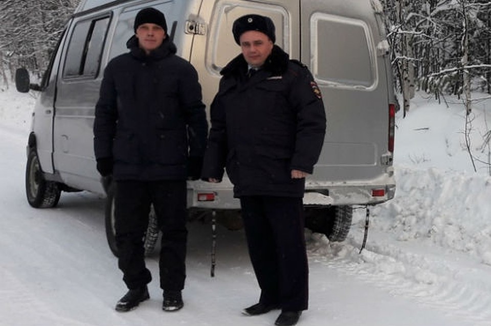 Инспекторы усадили замерзшего мужчину к себе в автомобиль, напоили горячим чаем, а потом помогли отремонтировать и завести его машину. Фото: пресс-служба ГУ МВД по краю.