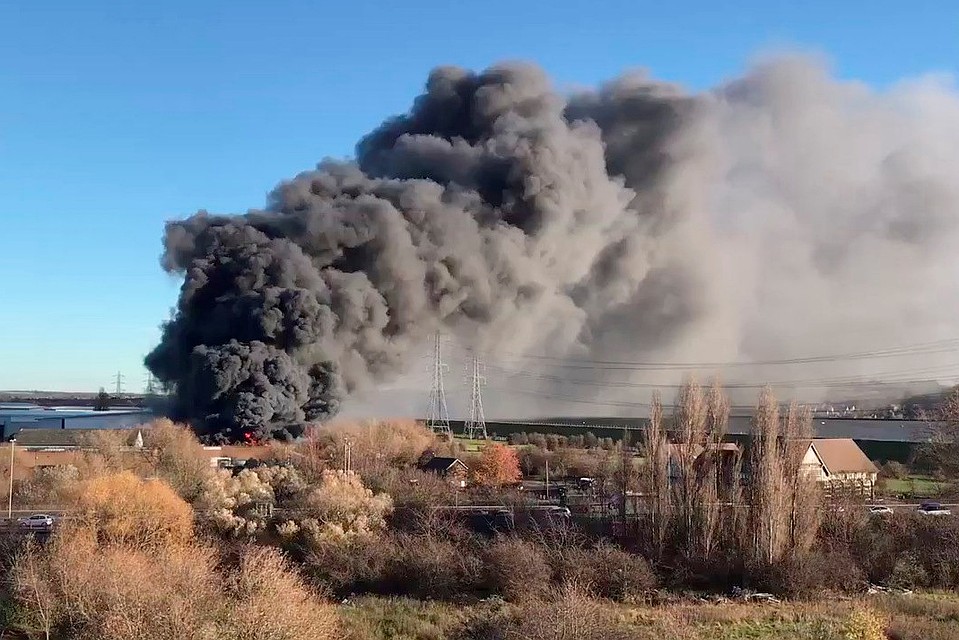 Клубы дыма видны из центрального района Лондона