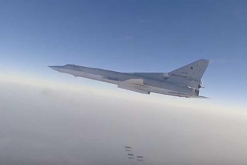 Ту-22М3 ВКС РФ нанесли удары по позициям боевиков ИГ* в провинции Дейр-эз-Зор