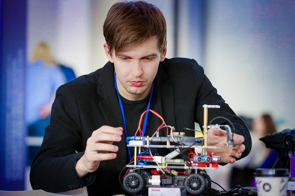 WorldSkills - это международное движение, которое объединяет молодых профессионалов со всего мира и проводит в разных странах чемпионаты по различным специальностям - компетенциям.