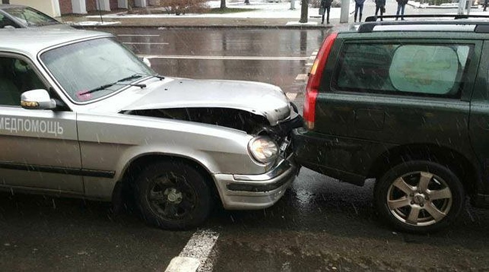 Автомобиль, в который врезались, остановился, чтобы пропустить пешеходов. Фото: ГАИ Минска