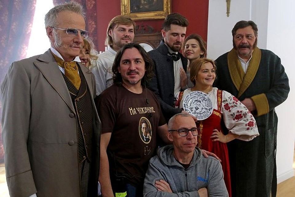 Роль француза Альфонса Шампуня, которого судьбой занесло в Россию, исполнил известный актер Кристофер Ламберт (слева). Фото: из архива Михаила Черных
