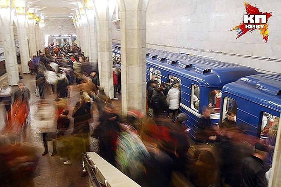 Из-за короткого замыкания в метро пассажиры застряли в тоннеле.